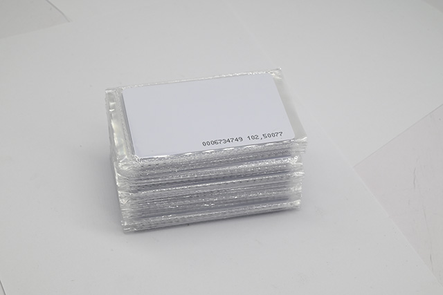 RFID系統(tǒng)主要由讀寫器、應(yīng)答器和后臺(tái)計(jì)算機(jī)組成