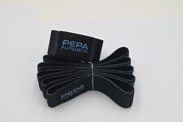 與條形碼掃描類(lèi)似，RFID腕帶電子標(biāo)簽有一套完整的使用系統(tǒng)