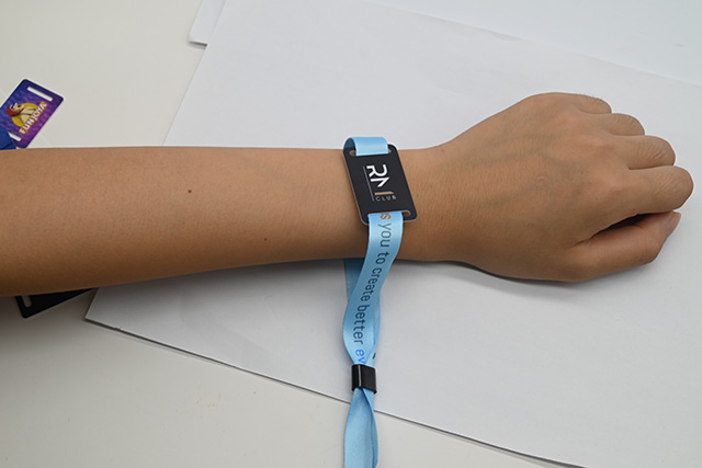 制作人像識(shí)別卡的基卡可以是一般PVC卡，也可以是磁卡